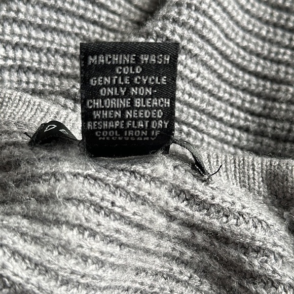 Design History Gray Sweater Medium Flaws - Picture 7 of 7